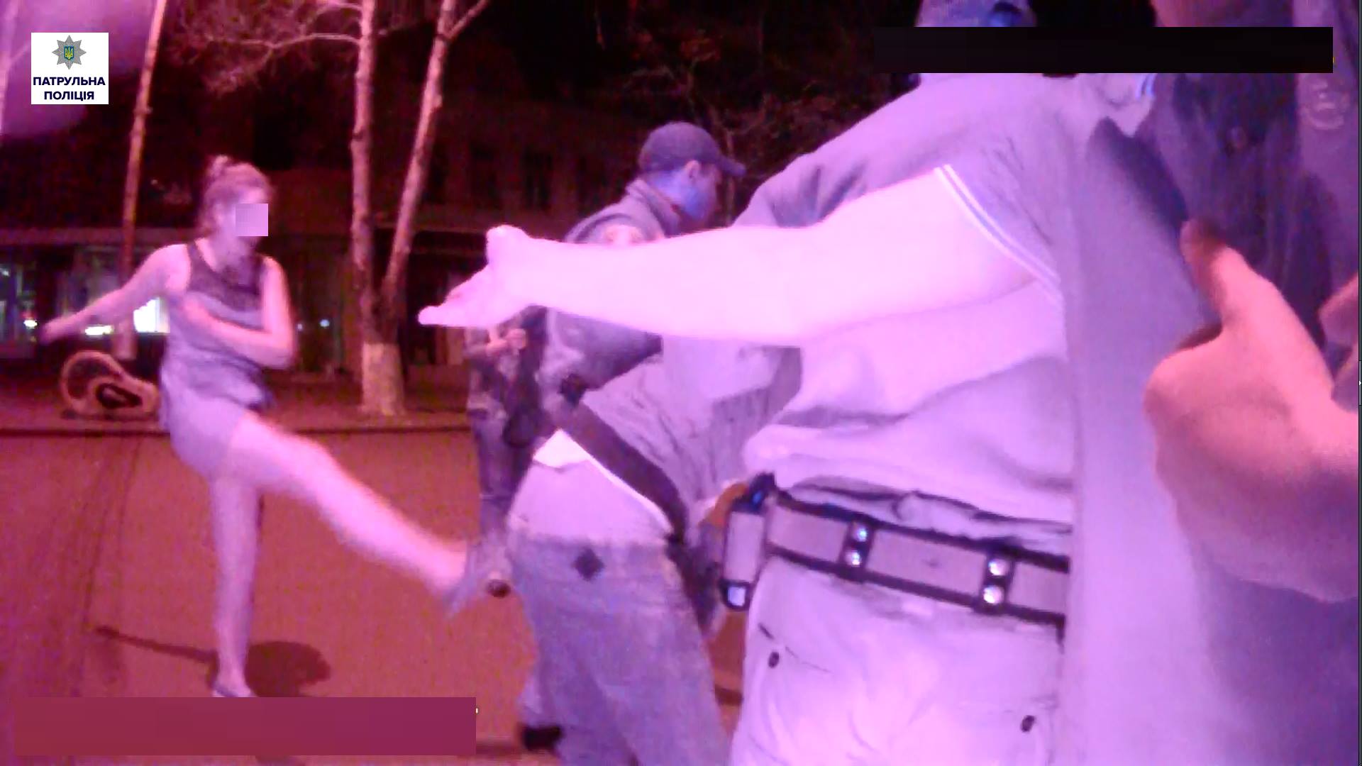 В Николаеве агрессивные малолетки вырвали “с корнем” лавочку на Соборной