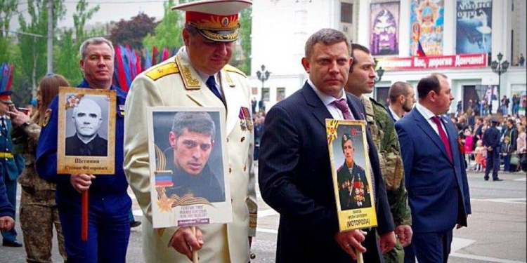 У каждого свой дедушка. Главарь “ДНР” нес с “Бессмертным полком” портрет Моторолы