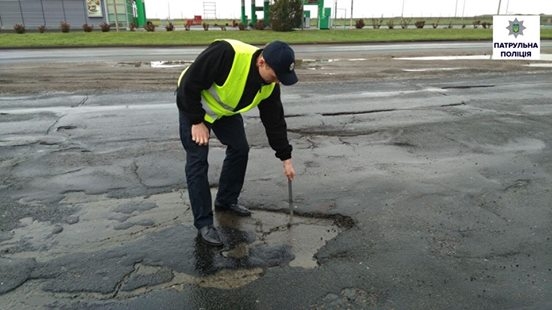 В Николаеве патрульные пересчитали плохие дороги. Список длинный, но не полный
