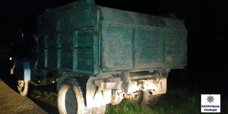 Патрульные в Николаеве задержали машину с ворованным песком и наркоманом-водителем