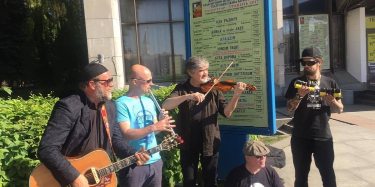 Борис Гребенщиков спел в Житомире. И на улице тоже