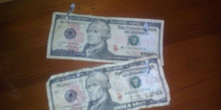 В Николаеве покупатель расплатился в магазине фальшивыми долларами