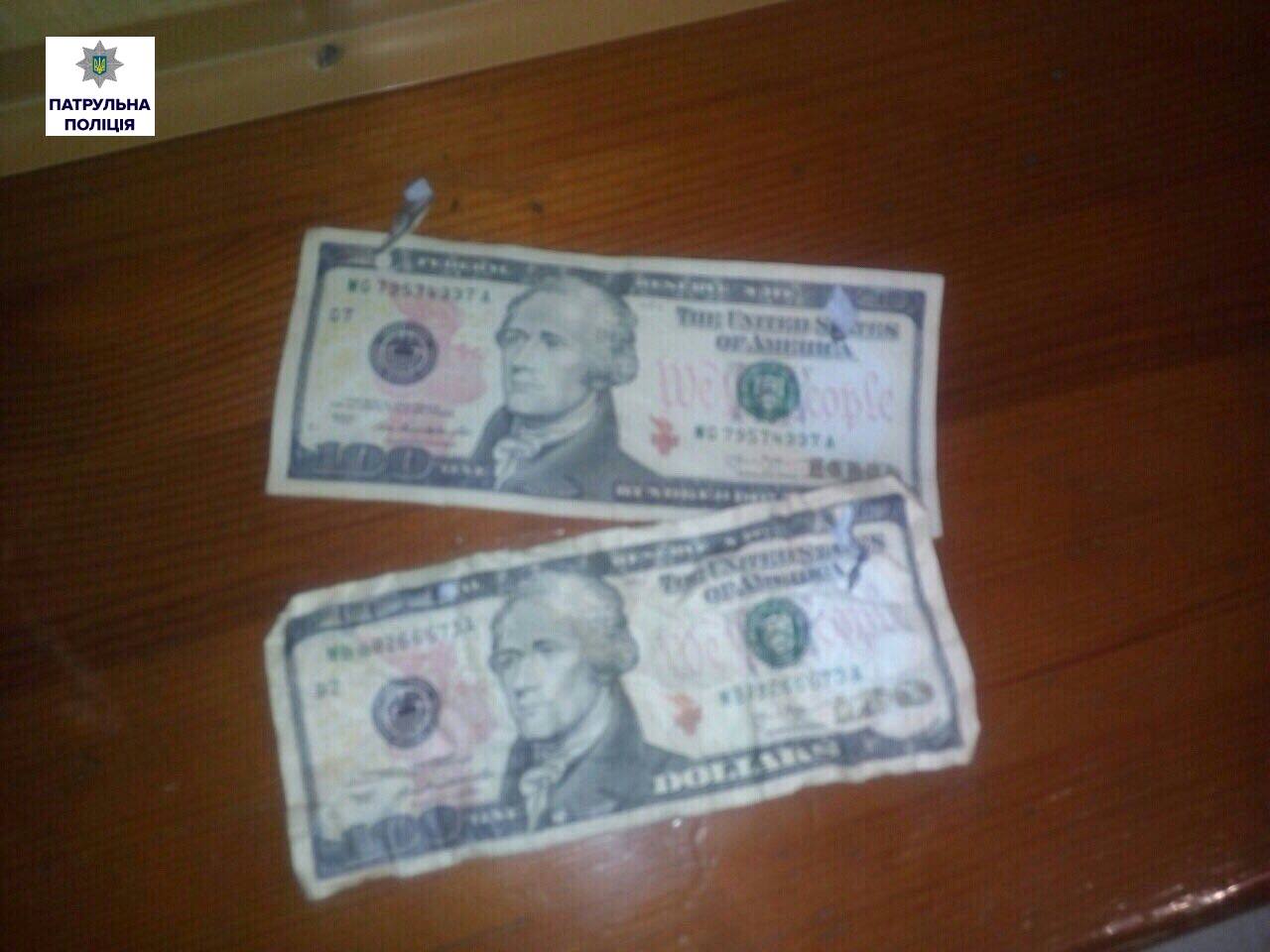 В Николаеве покупатель расплатился в магазине фальшивыми долларами