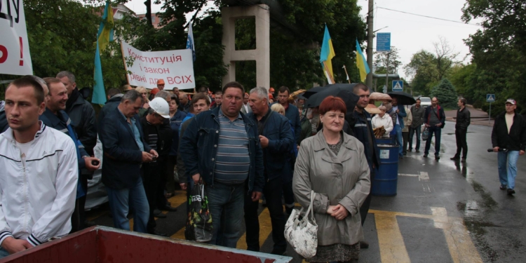 Николаевские портовики приостановили акцию протеста, узнав об отставке руководителя НФ АМПУ Козонака