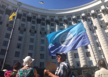 Представители завода им.61 коммунара пикетировали Кабмин – требовали вернуть долги по зарплате и поручить им демилитаризацию крейсера