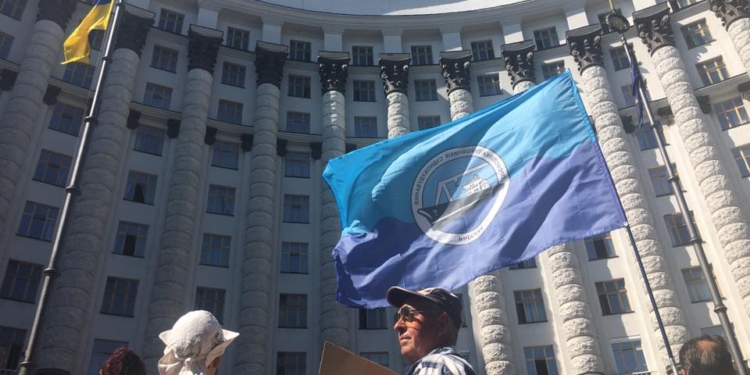 Представители завода им.61 коммунара пикетировали Кабмин – требовали вернуть долги по зарплате и поручить им демилитаризацию крейсера