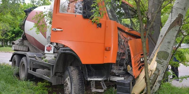 Спасателям Николаева пришлось доставать водителя бетономешалки из покореженной кабины авто