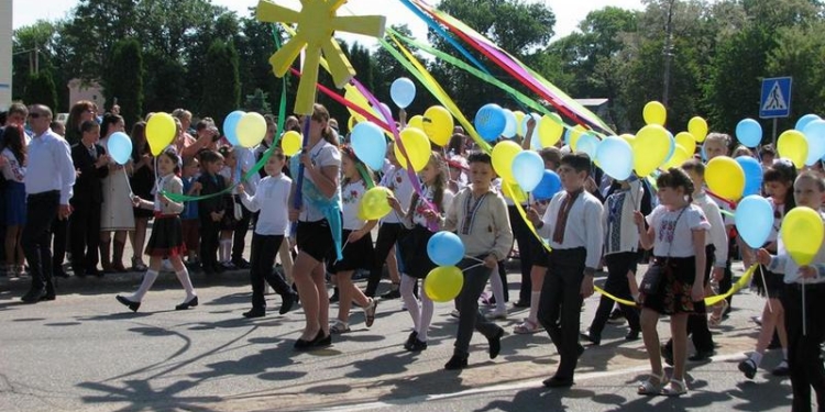 В Вознесенске выпускники прошли по городу «Вишиванковою ходою»