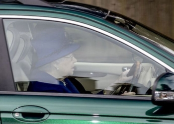 Все могут королевы. Даже прокатить своего охранника на «Ягуаре»