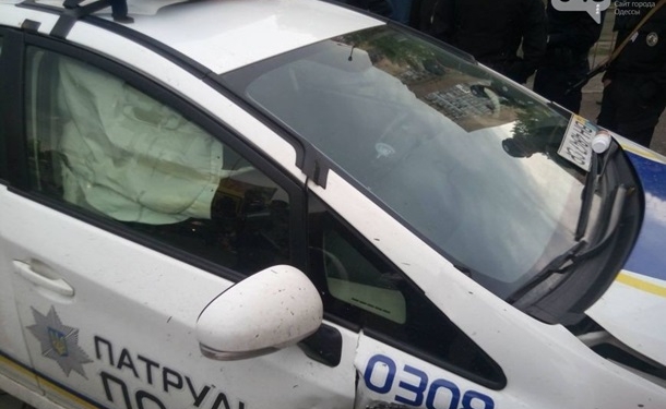 В Одессе полицейский автомобиль врезался в магазин