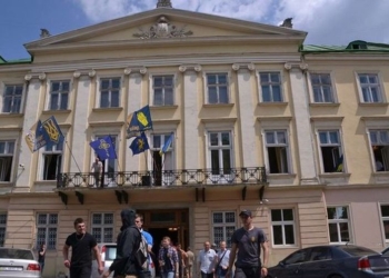 Представители «Свободы», «Сокола» и «Правого сектора» забросали зал заседаний Львовского облсовета дымовыми шашками – пострадали 11 человек