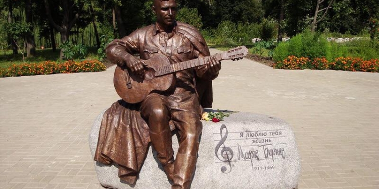 В Нежине неизвестные украли памятник Марку Бернесу