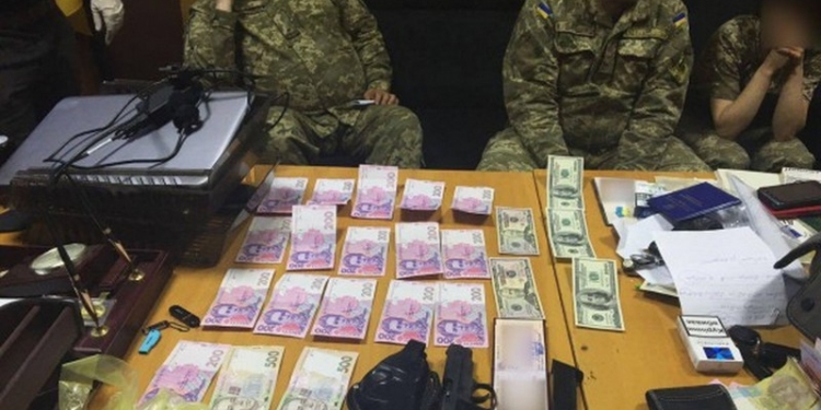 В Харьковской области на взятке задержали сотрудника райвоенкомата, получившего $1000 за содействие в уклонении от призыва на срочную службу