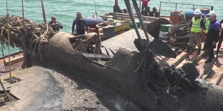 Со дна Черного моря подняли американский истребитель