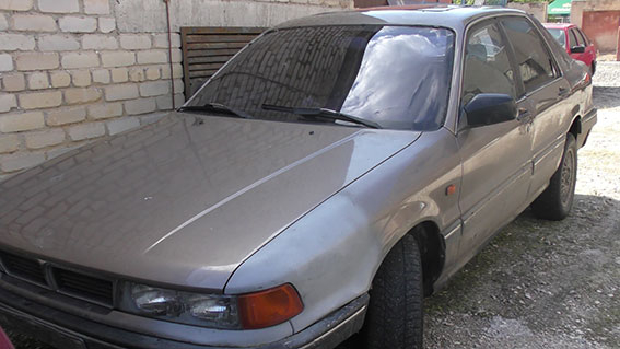 В Николаеве трое пьяных парней из-за долга в 50 грн. «угнали» авто должника, толкая его несколько кварталов