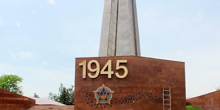 В Казахстане на обелиске Славы демонтировали георгиевские ленты
