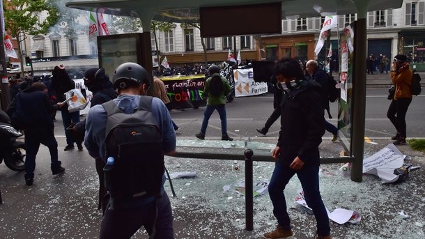 Во Франции на первомайской демонстрации полицейских забросали коктейлями Молотова