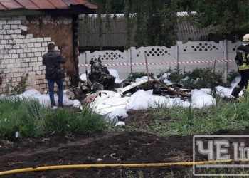 В Черниговской области во двор частного дома упал самолет