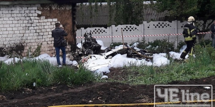 В Черниговской области во двор частного дома упал самолет