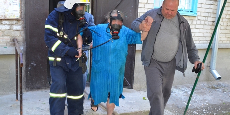 Замкнула электропроводка: в николаевской пятиэтажке загорелась квартира, жильцов пришлось эвакуировать из-за плотного задымления