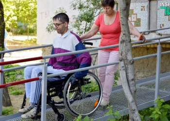 В Николаеве многоэтажки начали оборудовать пандусами, изготовленными инвалидами АТО