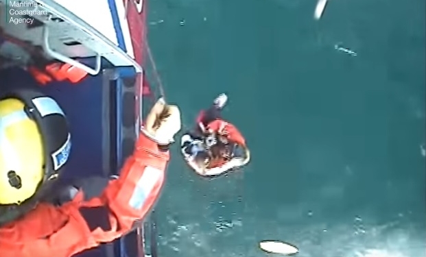 Серфера течением унесло в море. Его увидели с вертолета. Через 32 часа