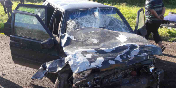 В Николаевской области лоб в лоб столкнулись ВАЗ и “Москвич”. Выжившего водителя вырезали из железа