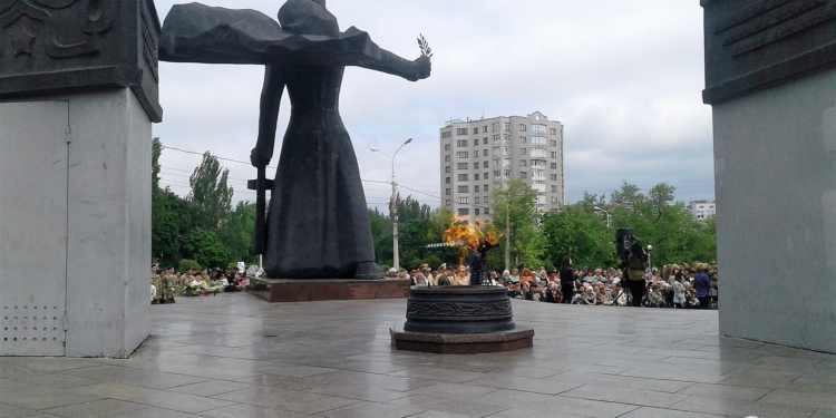 В Мариуполе в Вечном огне сожгли “георгиевские ленточки”
