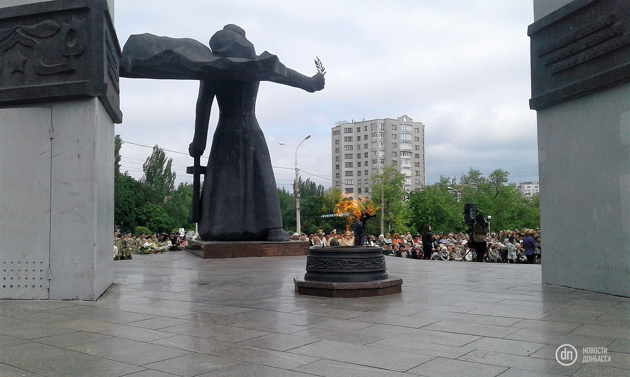 В Мариуполе в Вечном огне сожгли “георгиевские ленточки”