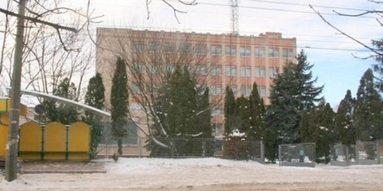 В Тернополе не желающий служить призывник попытался сбежать из военкомата, но сорвался с пятого этажа