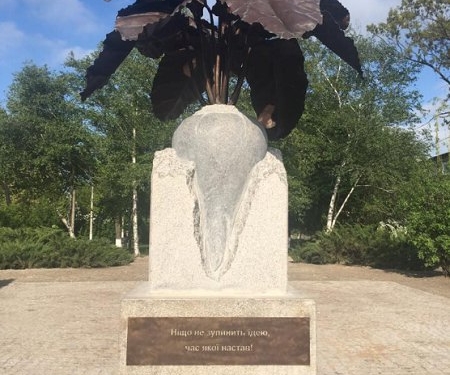 В Николаевской области поставили памятник сахарной свекле вместо Ленина