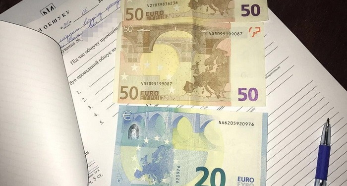 Не сигаретами, а за сигареты: СБУ задержала на взятке двух киевских таможенников