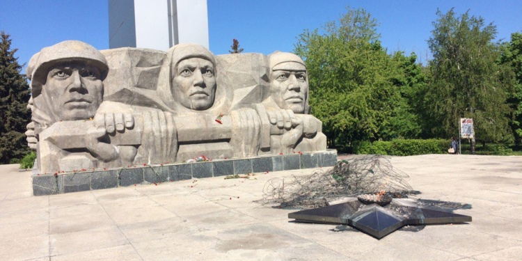 В РФ пьяная компания подожгла венки на мемориале у Вечного огня