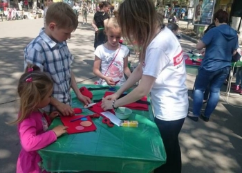 На Соборной в центре Николаева прошел мастер-класс по изготовлению «маков памяти»