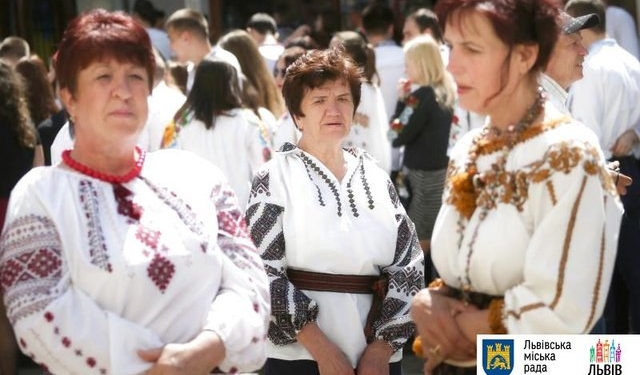 Во Львове люди и статуи оделись в вышиванки