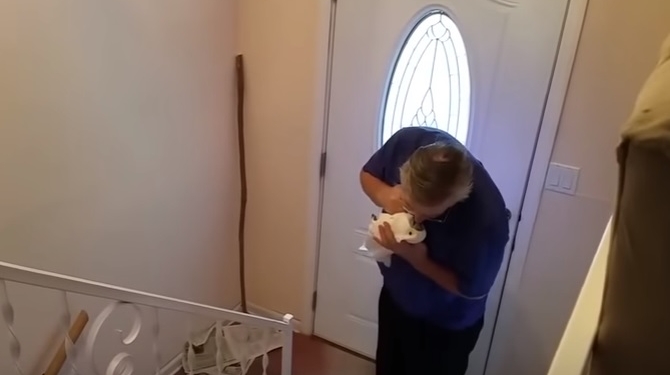 Скучает? Нет, он просто жить без него не может. Этот попугай просто обожает хозяина