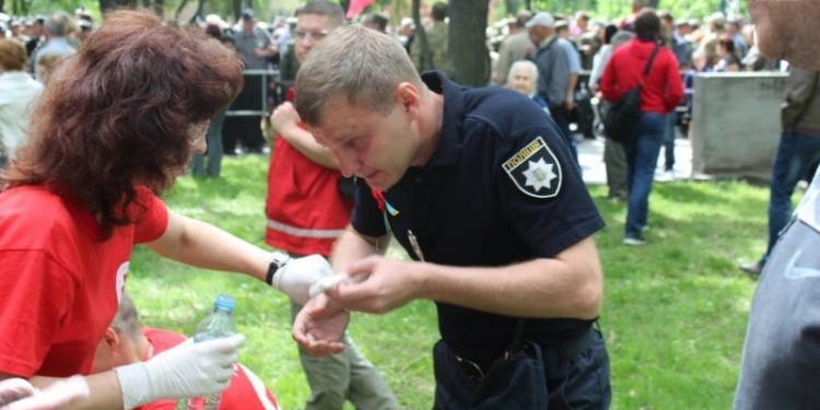 9 мая в Запорожье: стычки у мэрии между участниками акции «Бессмертный полк» и патриотами, пострадал начальник патрульной полиции