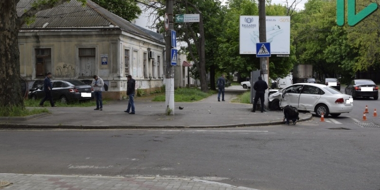 ДТП в центре Николаеве: Volkswagen не пропустил Peugeot, после чего врезался в столб