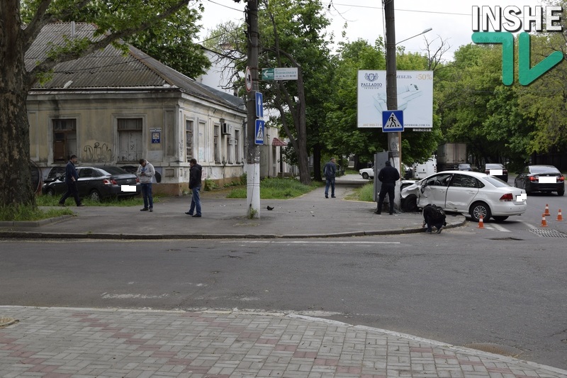 ДТП в центре Николаеве: Volkswagen не пропустил Peugeot, после чего врезался в столб 5