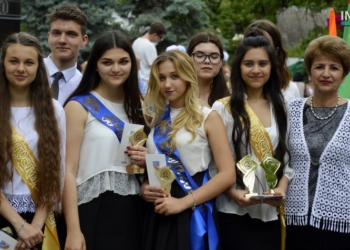 «Интеллект Николаева»: В Каштановом сквере выпускников-2017 наградили памятными знаками