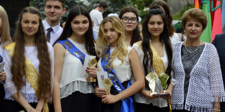 «Интеллект Николаева»: В Каштановом сквере выпускников-2017 наградили памятными знаками