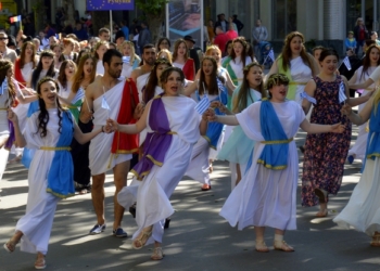 Николаев празднует День Европы: тысячи горожан вышли на «Европейское шествие»