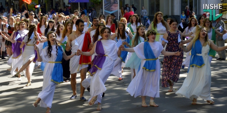Николаев празднует День Европы: тысячи горожан вышли на «Европейское шествие»