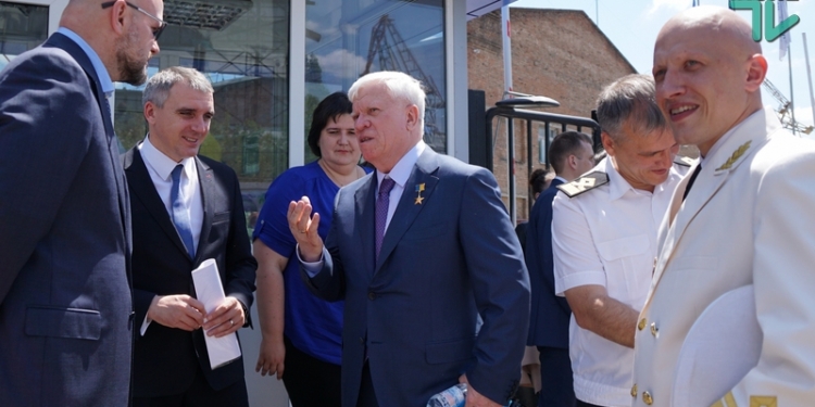 На судостроительном заводе компании «НИБУЛОН» ввели в эксплуатацию современные цеха, спустили на воду буксир «Анатолий Ганькевич» и открыли международную выставку «Судостроние-2017» и специализированую выставку «Водный транспорт»