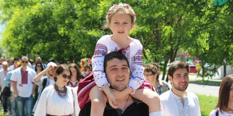 В Николаеве состоялся Мегамарш вышиванок