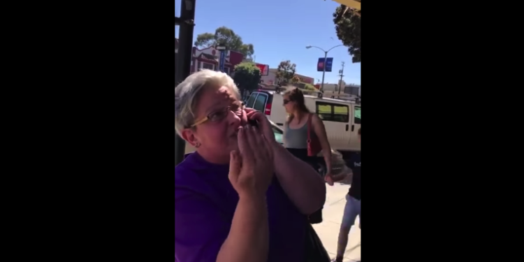 “Тут висит святой американский флаг, а рядом кровавая КГБшная тряпка”. Жительница Сан-Франциско увидела “георгиевскую ленту” и вызвала полицию