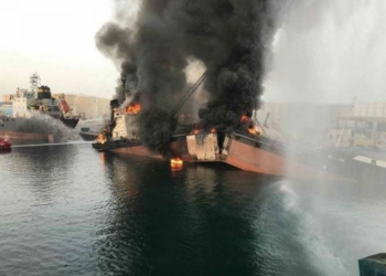 В ОАЭ во время разгрузки взорвался и переломился танкер с нефтью