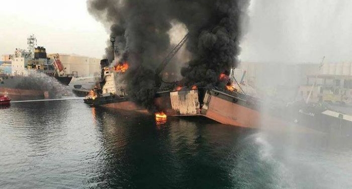 В ОАЭ во время разгрузки взорвался и переломился танкер с нефтью