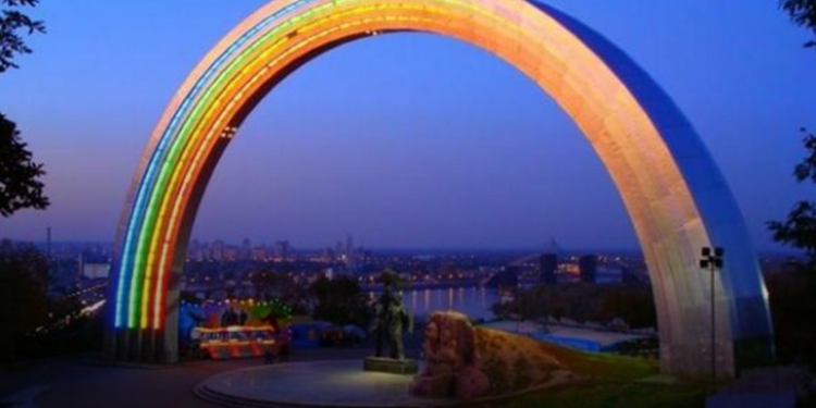 «Радугу» с Арки дружбы народов в Киеве снимут после 15 мая