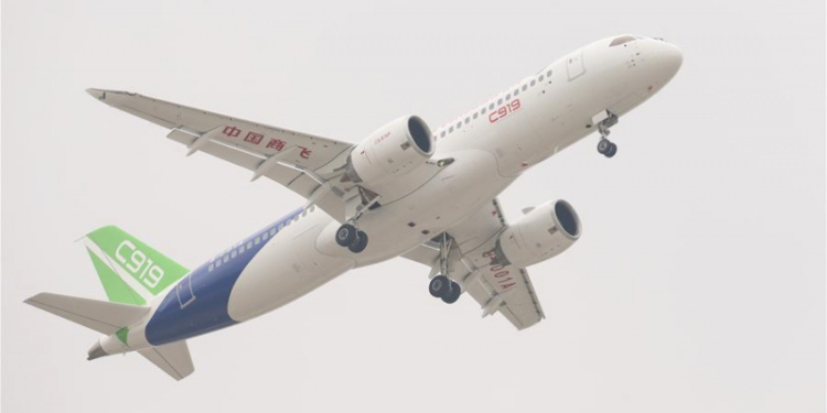 Крупнейший китайский авиалайнер совершил первый испытательный полет